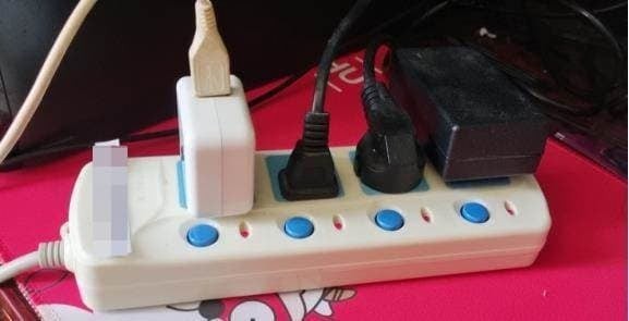 Nhiều người thường quên rút điện sau khi tắm, khiến bình nước nóng tự động làm nóng lại khi nhiệt độ giảm, gây lãng phí lớn. 