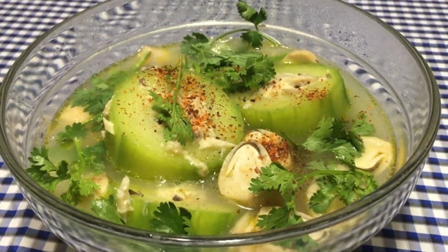 Canh bí đao nấm mỡ là món canh thanh mát, dễ làm với các nguyên liệu chính là bí đao và nấm mỡ, kết hợp thêm tỏi, hành lá, gia vị như muối, tiêu để tạo nên hương vị đậm đà, ngọt ngon. 