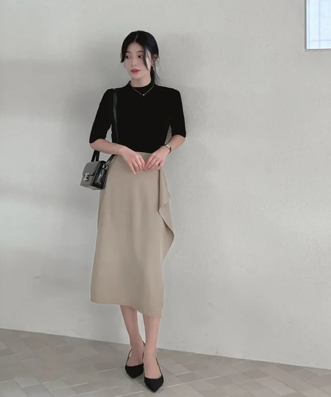 Vào những ngày thu đông se lạnh, áo len tăm trở thành “người bạn đồng hành” không thể thiếu. 