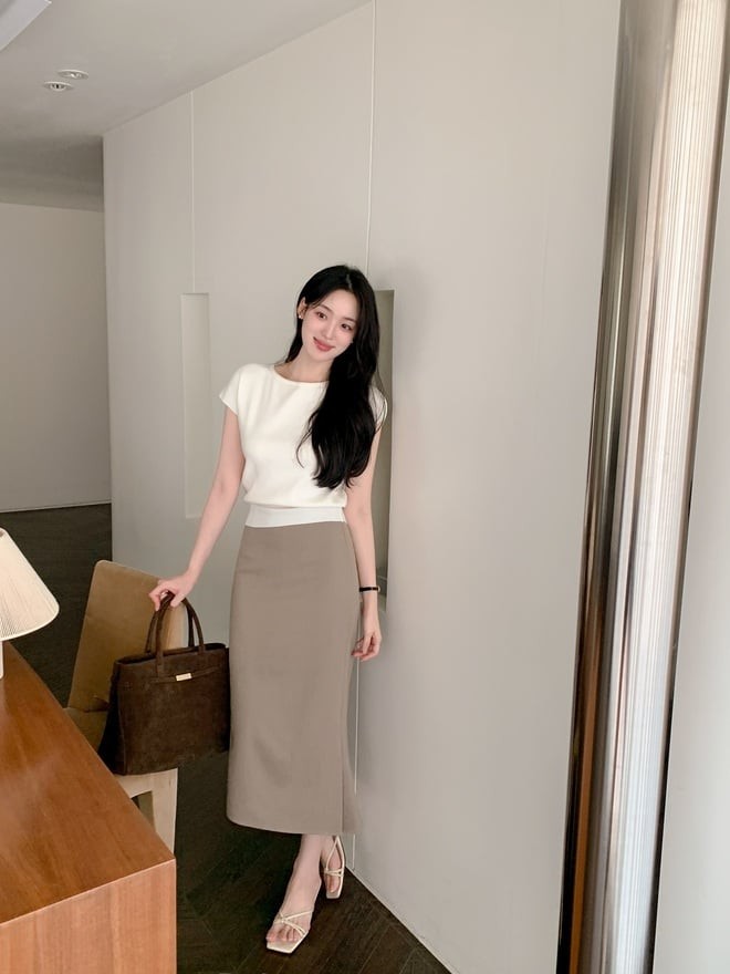Bạn có thể phối chân váy suông cùng sơ mi, blouse hay thậm chí là áo thun basic để tạo nên nhiều phong cách khác nhau