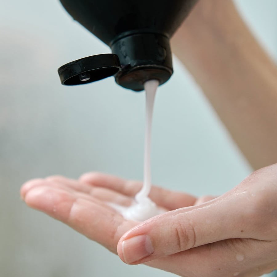 Natri clorua (muối) thường xuất hiện trong dầu gội và dầu xả sản xuất công nghiệp để tăng độ đặc. 