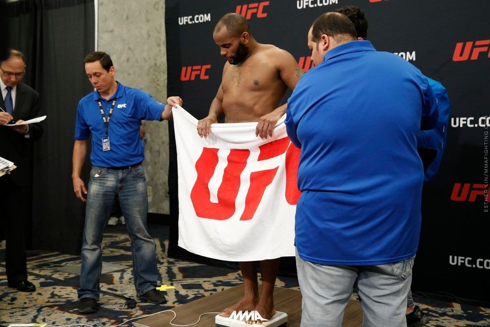 Daniel Cormier tại buổi cân UFC 210