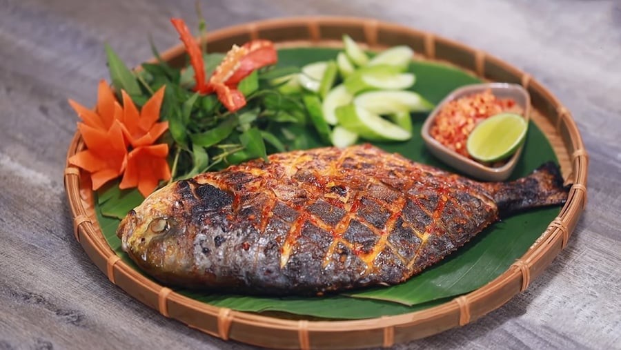 Cá chim trắng nướng vàng ruộm, da giòn rụm, thịt ngọt bên trong – món ăn đậm đà hương vị biển.