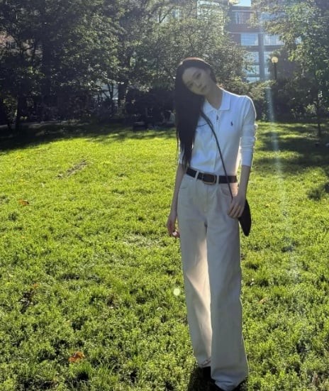 Cô chỉ chọn thêm thắt lưng bản to và túi da nhỏ gọn, đủ để hoàn thiện outfit.