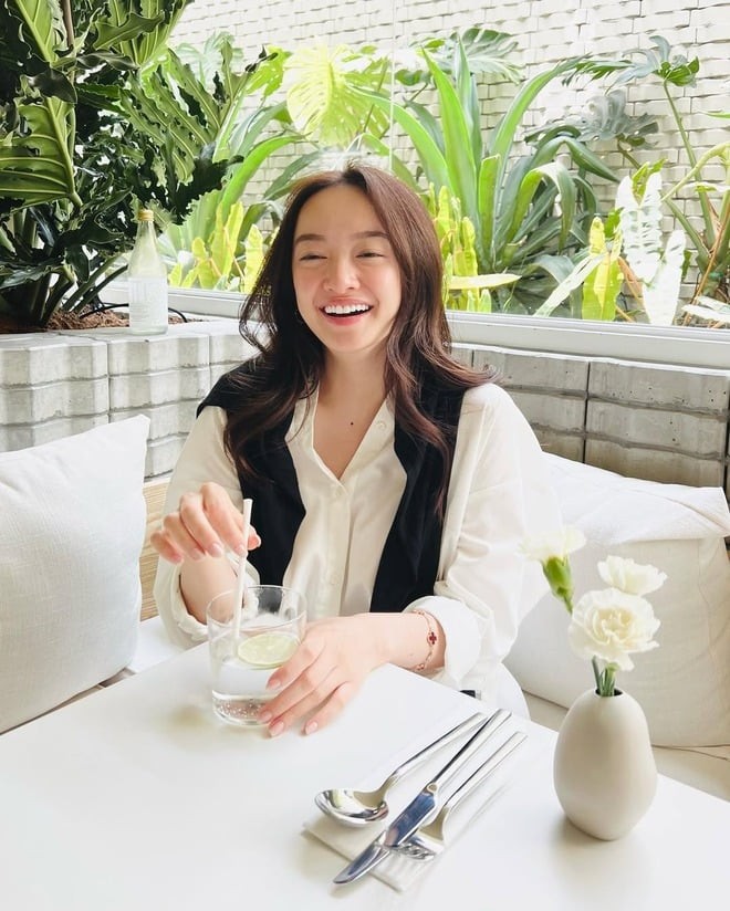 Cô khéo léo tạo điểm nhấn bằng các chi tiết rất nhỏ, chẳng hạn khoác hờ áo mỏng trên vai 