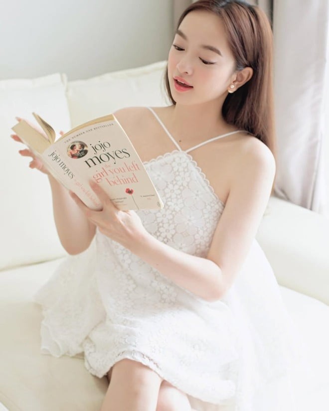 Khi muốn trở nên điệu đà, nữ diễn viên chuyển sang các mẫu váy dáng rộng, cổ yếm hoặc babydoll.