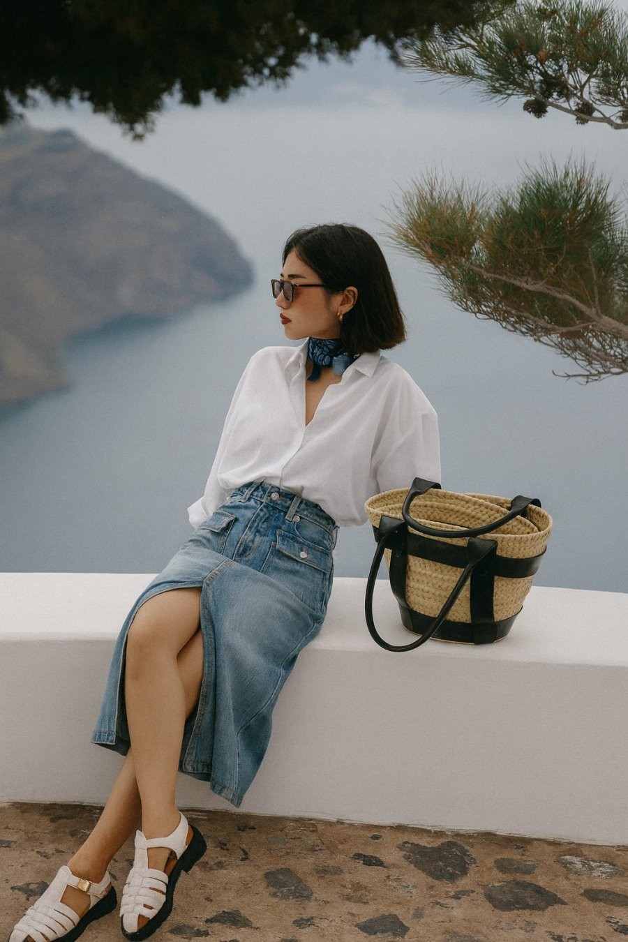 Thanh lịch và trẻ trung với combo sơ mi trắng – chân váy denim, set đồ lý tưởng để dạo phố hay du lịch mùa thu.
