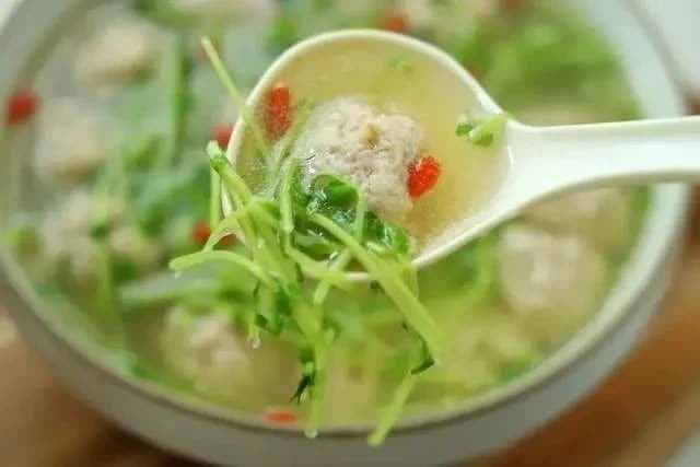 Canh rau mầm thịt viên là món canh bổ dưỡng với hương vị thanh mát, ngọt dịu, dễ làm và rất tốt cho sức khỏe, đặc biệt là vào những ngày hè nóng nực. 