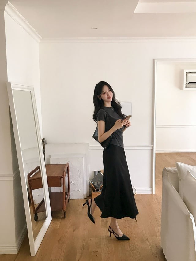 Nếu muốn đơn giản mà vẫn tôn dáng, chị em có thể tham khảo set áo nhấn eo phối cùng chân váy suông.