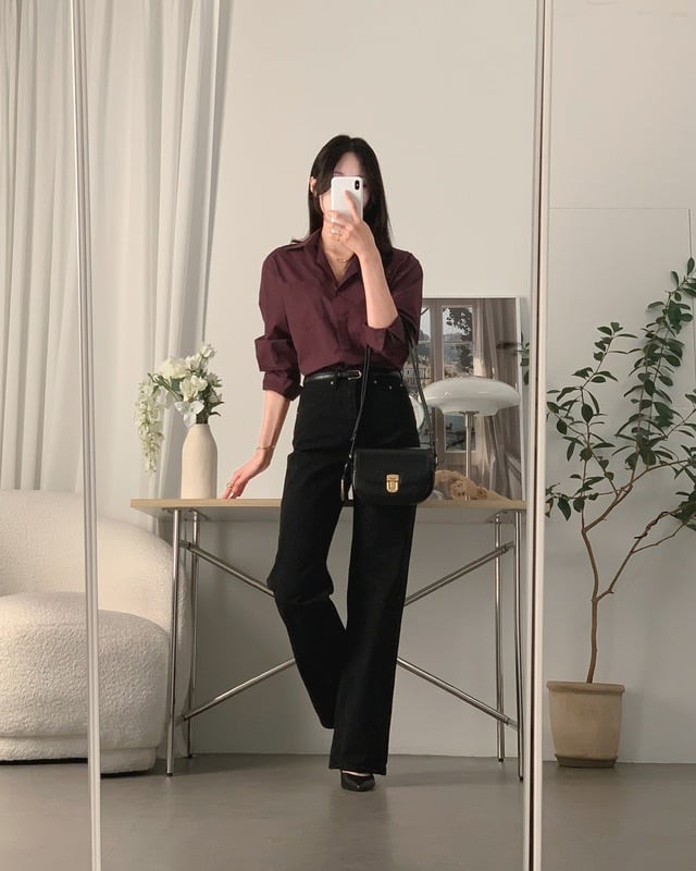 Sơ mi màu đỏ đô khi kết hợp cùng thắt lưng mảnh và giày cao gót sẽ mang lại ấn tượng mới mẻ
