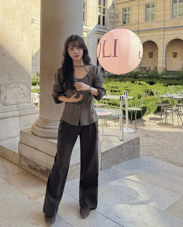 Một chi tiết nhỏ như dây mảnh tinh tế đủ để làm outfit thêm duyên dáng.