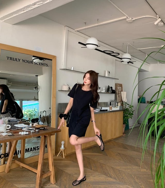 Kết hợp cùng giày lưới độc đáo và một vài món trang sức nhỏ xinh, tổng thể sẽ trở nên thời thượng và cuốn hút.
