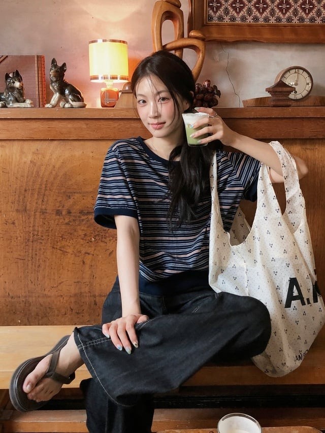 Dù mang màu sắc trầm, chiếc áo này vẫn giữ được nét trẻ trung, nhất là khi mix cùng quần denim đen ống rộng.