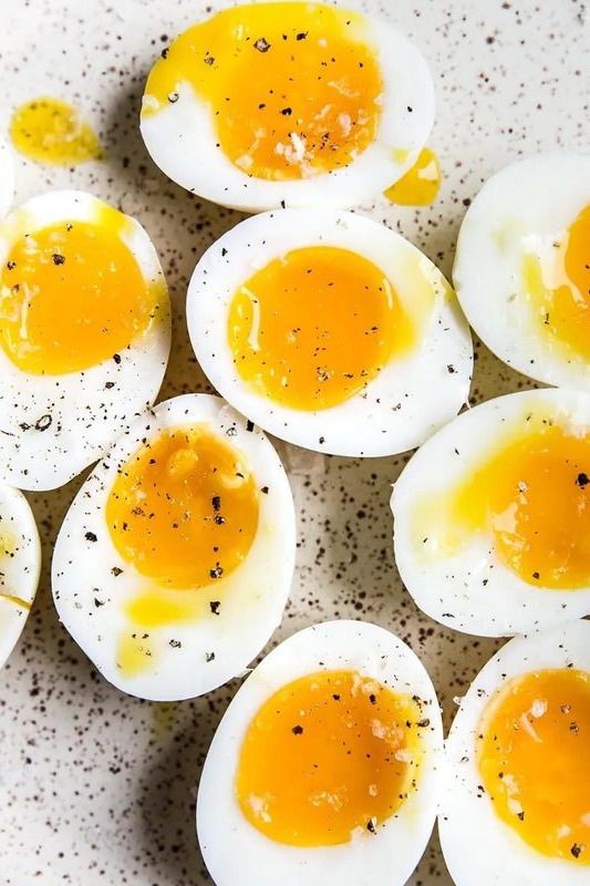 Bình thường khi luộc vừa đủ nhiệt, lòng đỏ sẽ vàng đẹp