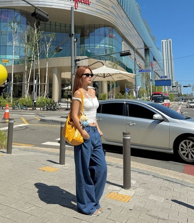  Chi tiết áo giúp khoe bờ vai mềm mại và vòng eo thon, trong khi quần jeans lại tạo nét năng động