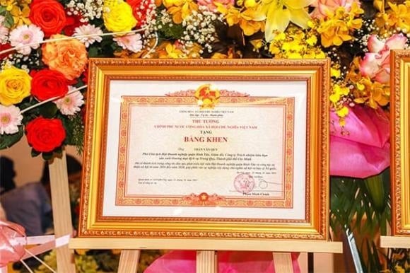 Như vậy, nếu cán bộ, công chức, viên chức được tặng 
