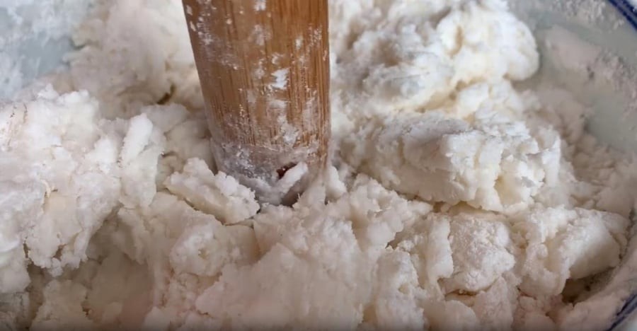 Nghiền củ mài hấp cùng tinh bột khoai lang cho mịn, thêm chút muối rồi vo thành từng viên nhỏ, ấn lõm nhẹ ở giữa để tạo hình như “tổ yến”