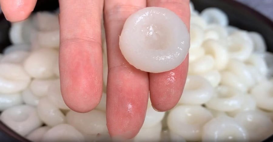 Thả các viên củ mài vào nồi nước sôi, luộc đến khi trong lại, sau đó vớt ra thả ngay vào nước lạnh để tăng độ dai dẻo