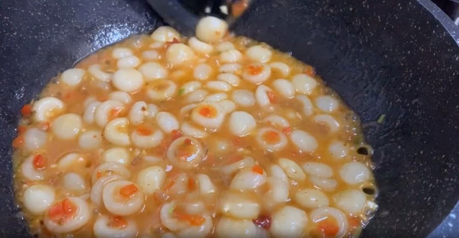 Cho “tổ yến” củ mài vào xào nhẹ, nêm nếm với nước tương, muối và tinh chất cốt gà. Khi nước sốt sánh lại, rắc thêm hành lá và rau mùi