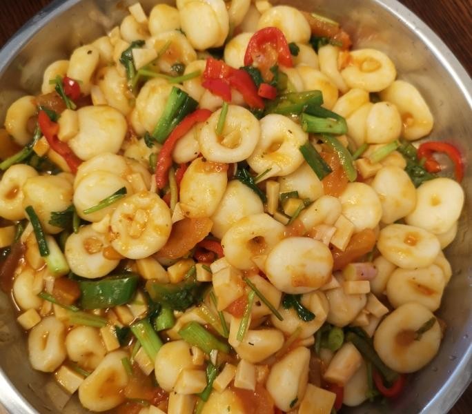 Thành phẩm là món “tổ yến” củ mài có màu trắng trong bắt mắt, vị dai dai mềm mịn, quyện cùng nước sốt đậm đà và hương thơm của tôm khô
