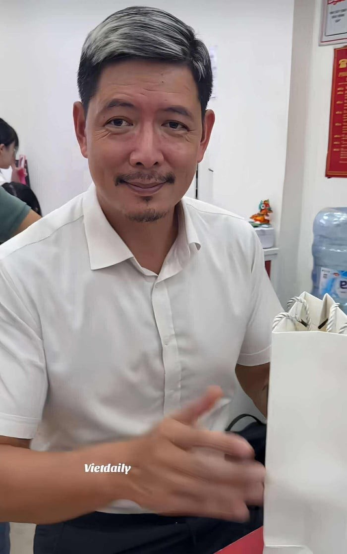 Bình Minh bất ngờ trở thành tâm điểm bàn tán khi xuất hiện với diện mạo già dặn với tóc bạc và để râu ở tuổi U50.