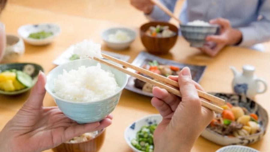 Ngoài việc sử dụng gạo trắng để nấu cơm, bạn có dùng gạo lứt hoặc kết hợp gạo với các loại đậu.