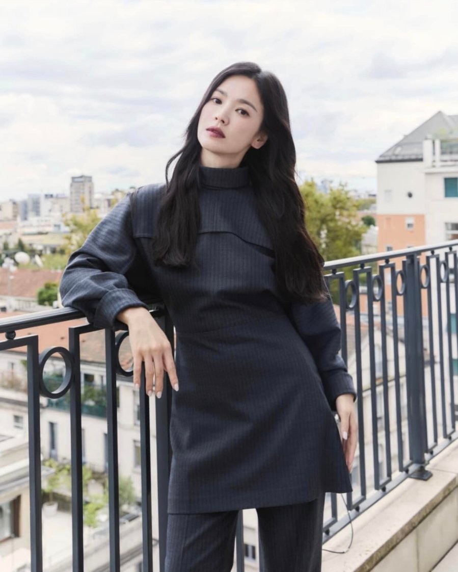 Tủ đồ của Song Hye Kyo xoay quanh những gam màu cơ bản như đen, trắng, be, nâu nhạt, ghi xám hay hồng phấn nhẹ.