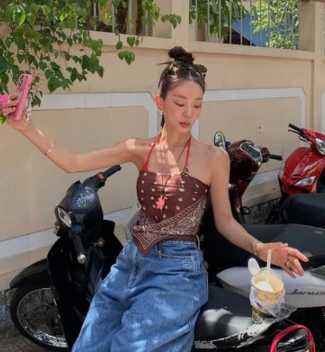  Nâu khi kết hợp cùng denim lại mang đến cảm giác trẻ trung và phá cách.