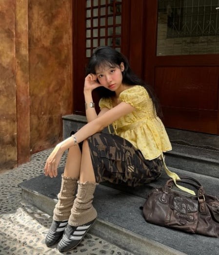 Đặc biệt, khi màu nâu đi cùng sắc vàng, bộ trang phục sẽ trở nên tươi mới và tràn đầy năng lượng. 