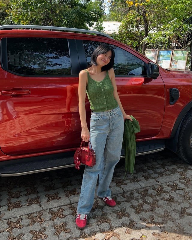 Áo len tăm hai dây mix cùng quần denim ống rộng, nhấn nhá bằng túi và giày đỏ nổi bật, cũng đủ để ghi điểm phong cách.