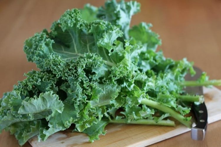 Rau cải xoăn rất giàu vitamin C