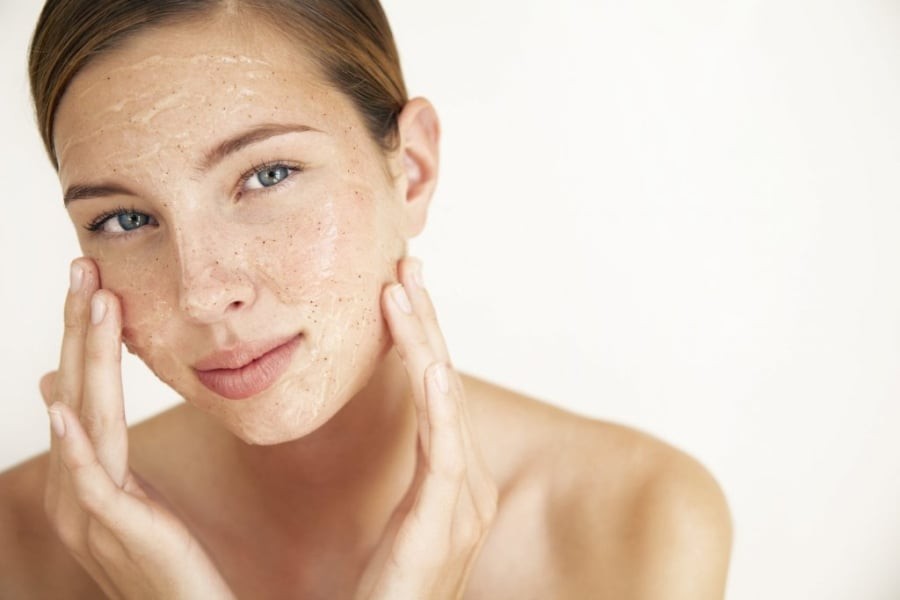 Thay vì chọn scrub, giải pháp an toàn hơn là sử dụng tẩy tế bào chết hoá học chứa AHA hoặc BHA, vừa làm sạch mịn bề mặt vừa giảm thiểu nguy cơ tổn thương.