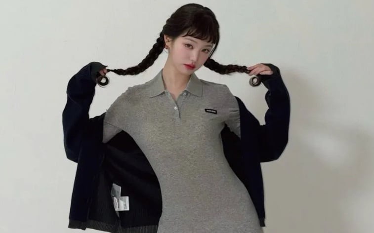 Jang Wonyoung thường chọn kiểu tóc tết buộc thấp kết hợp cùng những lọn tóc uốn nhẹ.