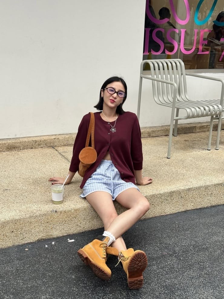 Nhiều cô gái thường kết hợp item này với quần shorts hoặc chân váy ngắn để tạo nên vẻ ngoài trẻ trung