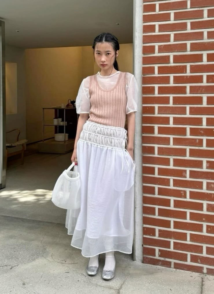 Chỉ cần thêm một chiếc gilet dệt kim, bạn đã có thể biến trang phục mùa hè thành set đồ mùa thu hợp mốt.