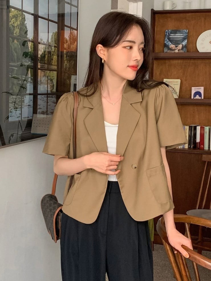 Blazer cộc tay vừa giữ được sự thanh lịch, vừa mang lại cảm giác thoải mái và trẻ trung.