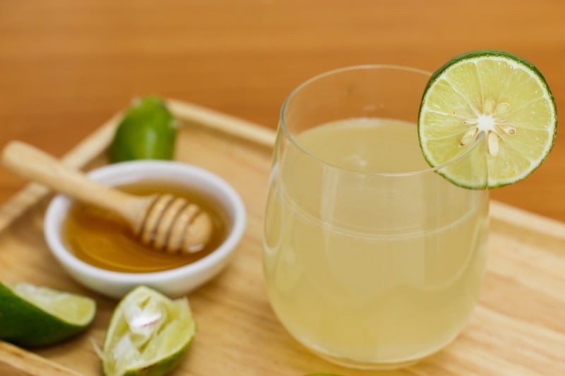 Ngoài ra, người đang đói hoặc cơ thể mệt mỏi cũng không nên uống nước chanh, vì tính axit có thể khiến tình trạng trở nên nghiêm trọng hơn.

