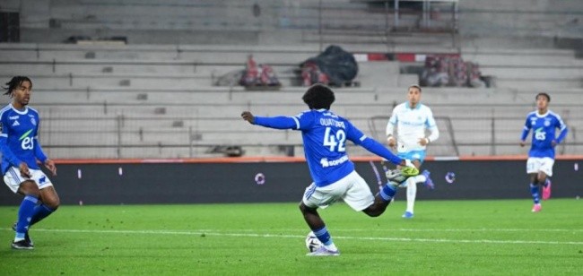 Abdoul Ouattara ghi bàn cho Strasbourg.