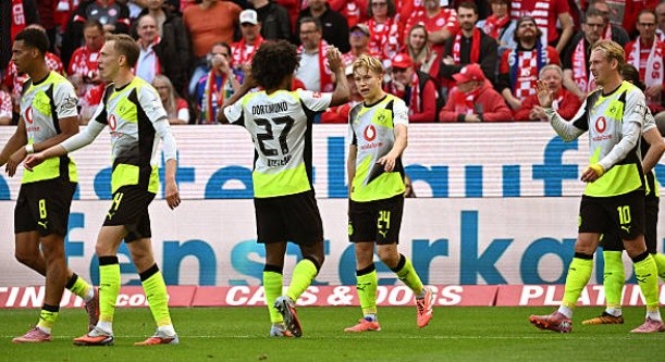 Dortmund tiếp tục nối dài mạch thắng.
