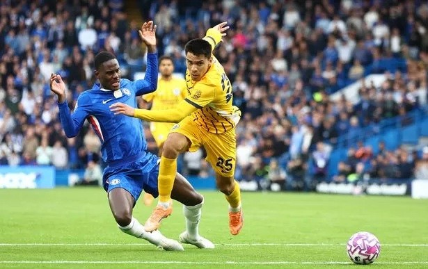  Chalobah khiến Chelsea chơi thiếu người.