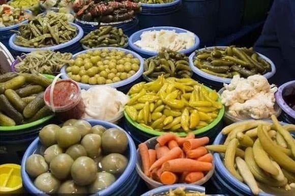Hàm lượng muối cao trong quá trình muối chua không chỉ làm tăng gánh nặng cho dạ dày mà còn có thể dẫn đến viêm loét, rối loạn tiêu hóa và các bệnh mãn tính ở đường ruột.