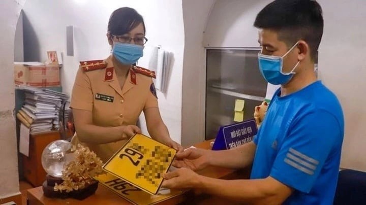 Ngoại trừ trường hợp đầu tiên được định danh mặc định, các trường hợp còn lại được đăng ký biển số định danh khi chủ xe có nhu cầu.

