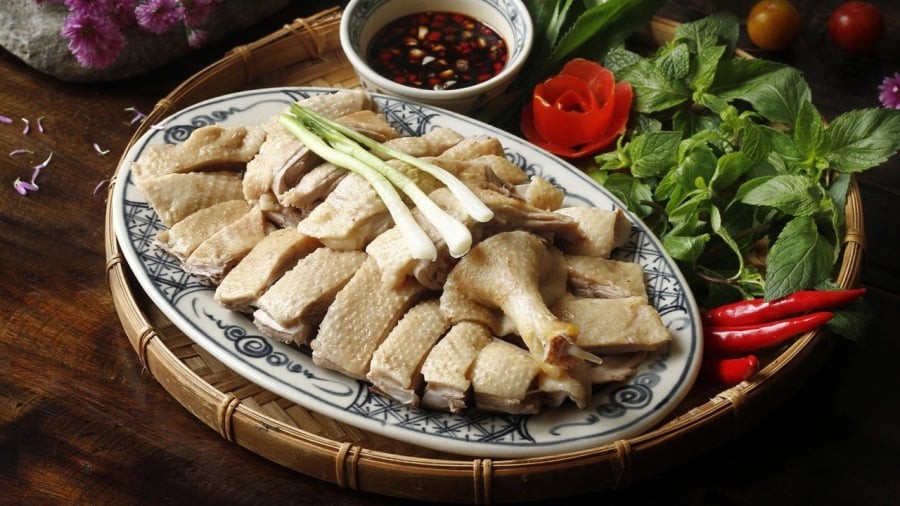 Khi luộc vịt, bạn có thể dùng nước dừa và thêm mướp hương để thịt vịt thơm ngon, ngọt mềm.