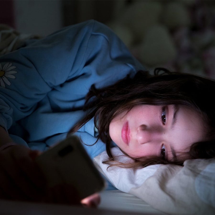 Để điện thoại quá gần khi ngủ có thể gây ảnh hưởng tới giấc ngủ