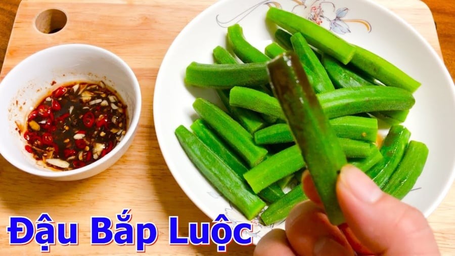 Khi dùng tay bóp vào quả thấy có độ mềm vừa phải thì đó chính là những quả đậu bắp còn non, ăn rất ngon.

