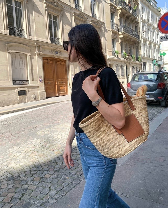 Đơn giản nhưng vẫn toát lên khí chất thanh lịch, áo thun trơn chính là một trong những “trụ cột” của phong cách tối giản.