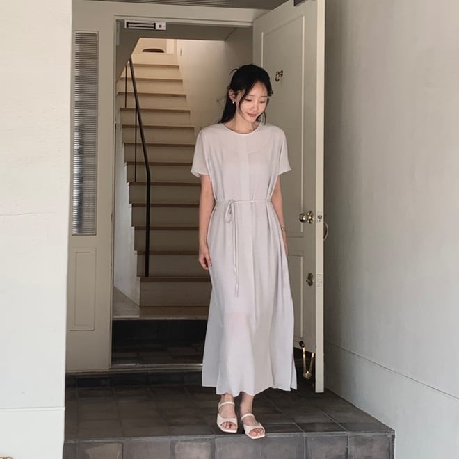 Đây cũng là kiểu váy phù hợp với nhiều độ tuổi, đồng thời giữ trọn tinh thần tối giản.