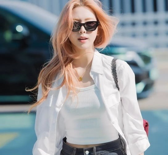 Những trang phục tưởng chừng bình thường, qua phong cách của cô, nhanh chóng trở thành cảm hứng cho người hâm mộ