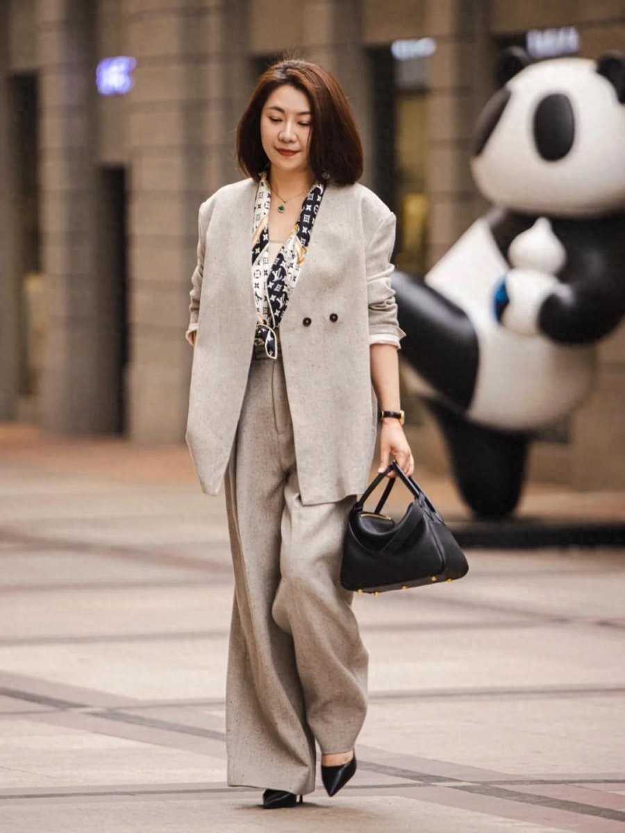 Những món đồ từ vải cotton, linen hay len mỏng nhẹ mang lại cảm giác thoải mái nhưng không kém phần thanh lịch.