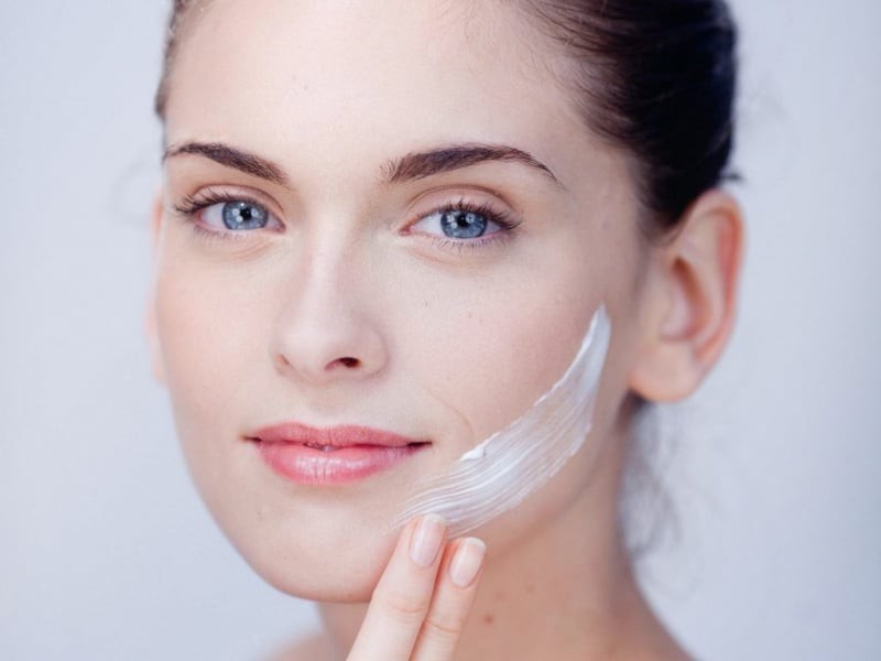 Nhiệt độ cao khiến da mất đi lớp màng bảo vệ tự nhiên, dẫn đến tình trạng khô ráp và lão hóa nhanh.